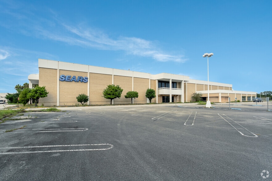 More Photos Of 1700 W International Speedway Blvd, Daytona Beach Department Store For Sale