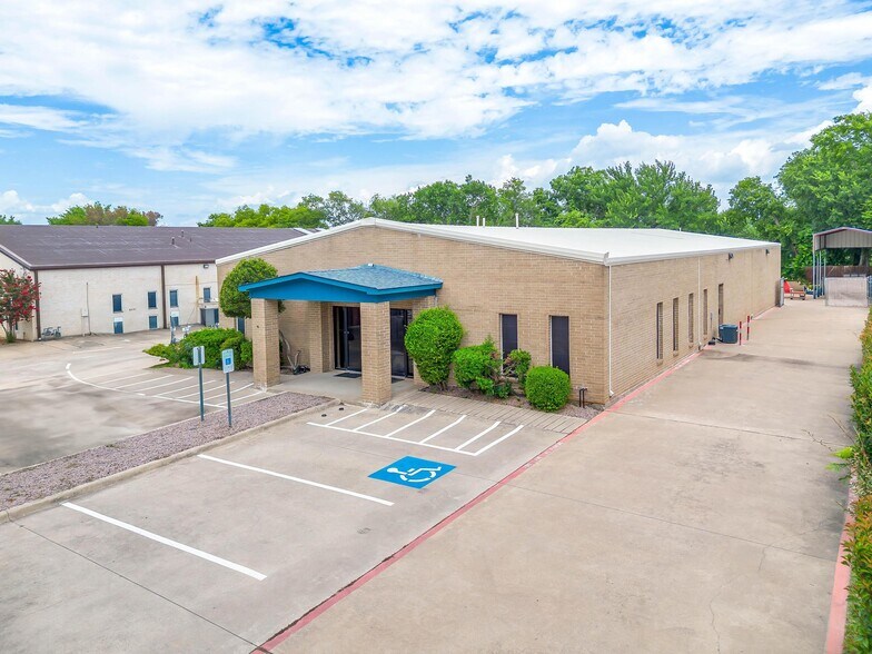 Primary Photo Of 110 Gotcher Ave, Lake Dallas Warehouse For Sale