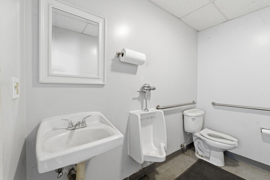 More Photos Of 1525 E Florida St, Springfield Auto Repair For Sale