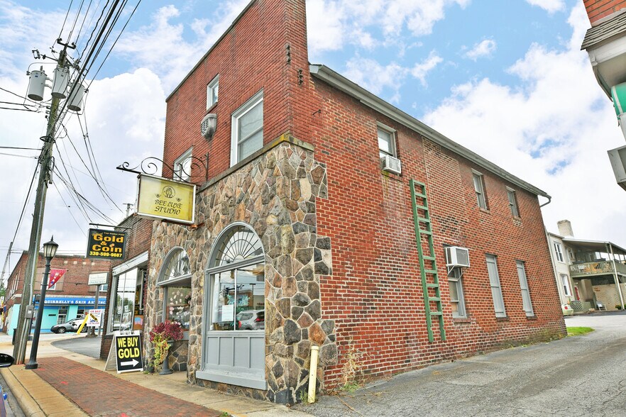 More Photos Of 12-14 N Main St, Hubbard Storefront Retail Residential For Sale