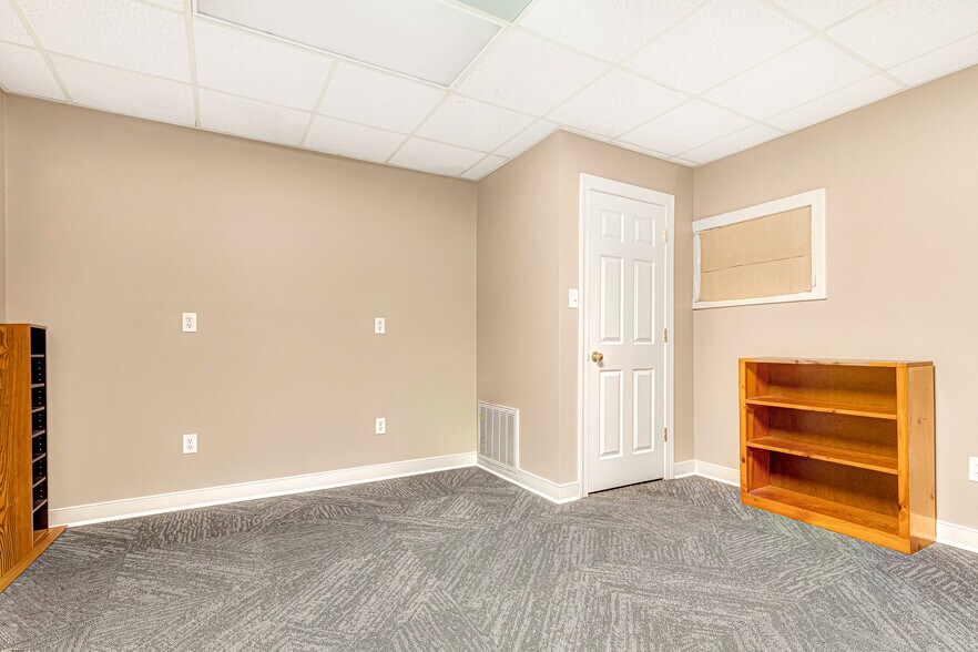 More Photos Of 10 W Williamsburg Rd, Sandston Office For Sale