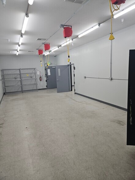 More Photos Of 5993 S St Andrews Pl, Los Angeles Warehouse For Lease