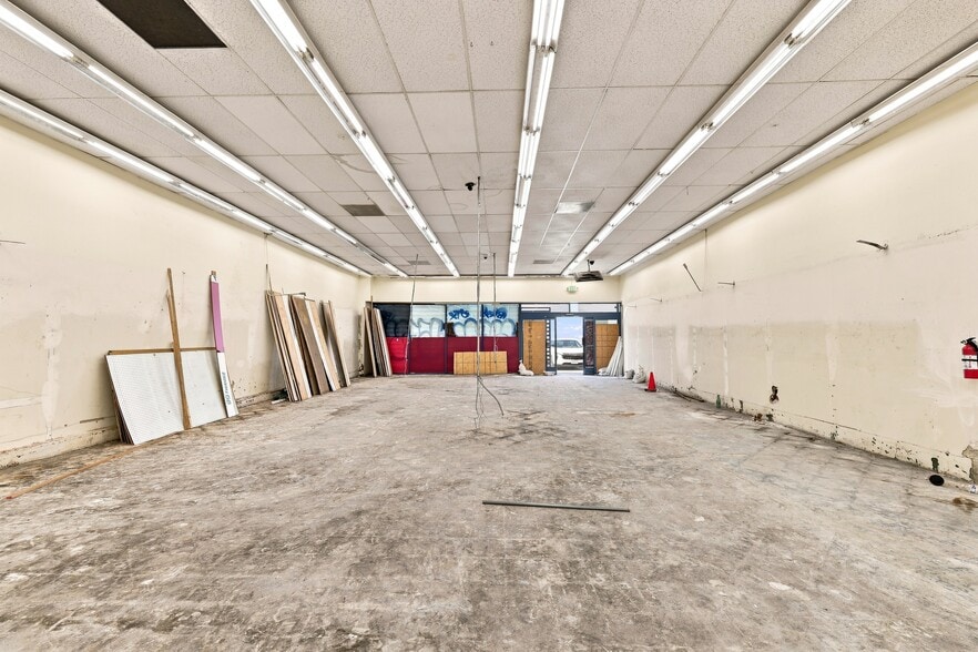 More Photos Of 6745 Van Nuys Blvd, Van Nuys Storefront Retail Office For Lease