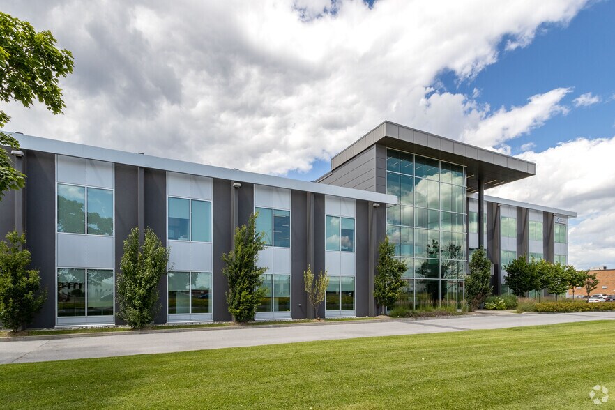 More Photos Of 1675 Hwy Trans-Canada, Dorval Office Residential For Lease