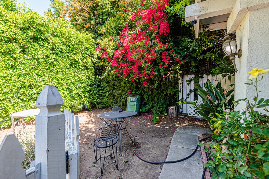 More Photos Of 1130 N Beachwood Dr, Los Angeles Land For Sale