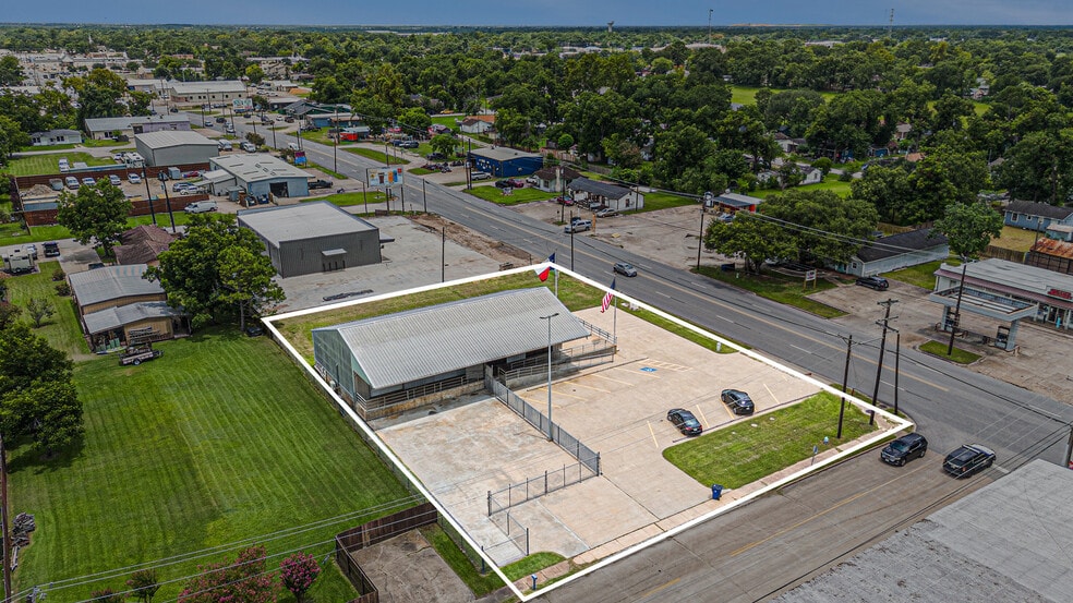 More Photos Of 110 N Walker St, Angleton Warehouse For Lease