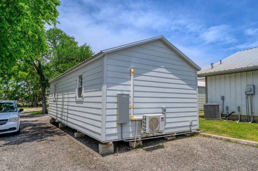 More Photos Of 220 S Elm St, Sherman Office For Sale