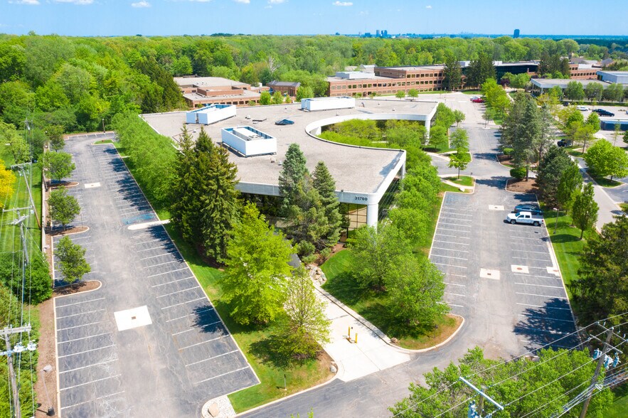 More Photos Of 31700 Middlebelt Rd, Farmington Hills Office For Lease