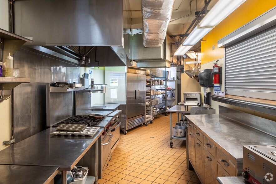 More Photos Of 4554 N Broadway, Chicago Office For Sale