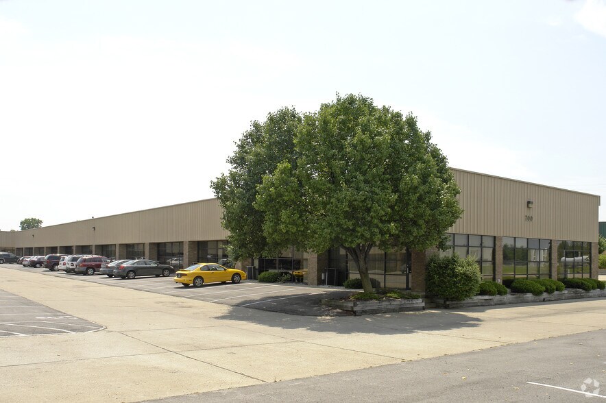 More Photos Of 700 Crown Industrial Ct, Chesterfield Warehouse For Lease