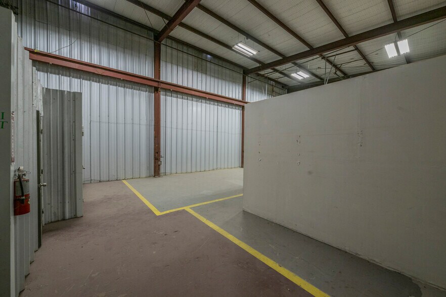 More Photos Of 2833 Roosevelt Ave, San Antonio Warehouse For Sale