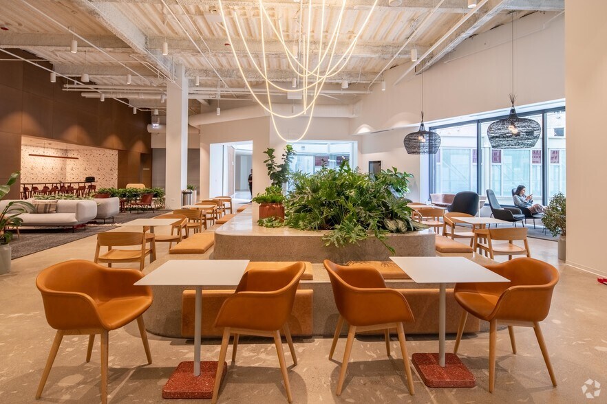 More Photos Of 350 N Orleans St, Chicago Office For Lease