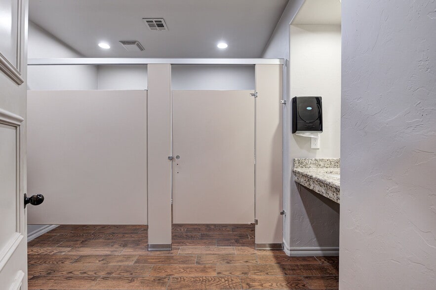 More Photos Of 450 E Main St, Yukon Religious Facility For Sale