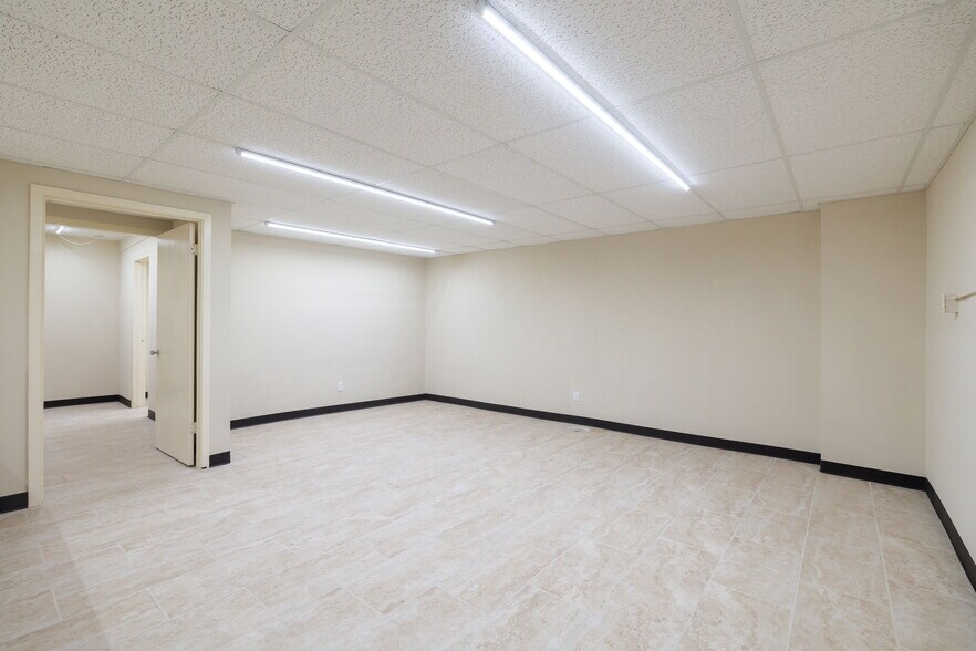 More Photos Of 2930 E Houston St, San Antonio Industrial For Sale