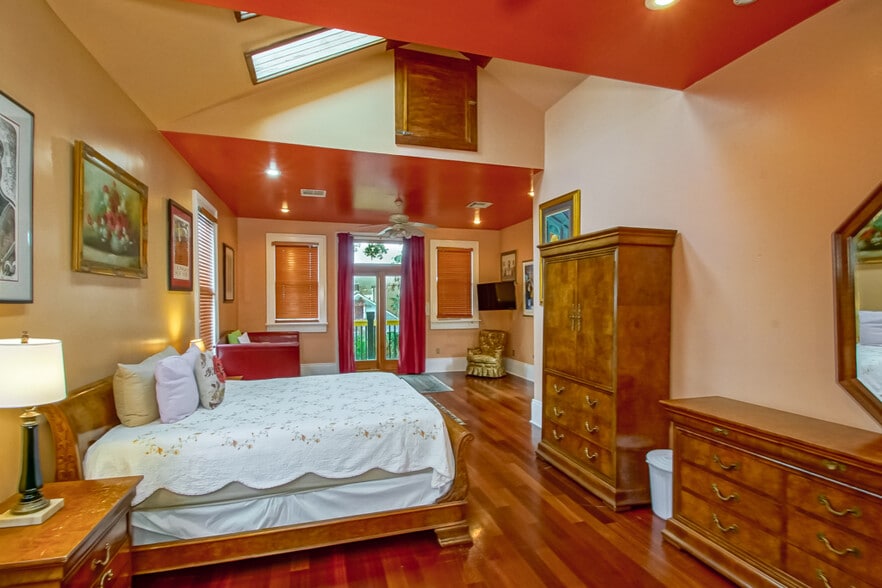 More Photos Of 1211 Governor Nicholls St, New Orleans Hospitality For Sale