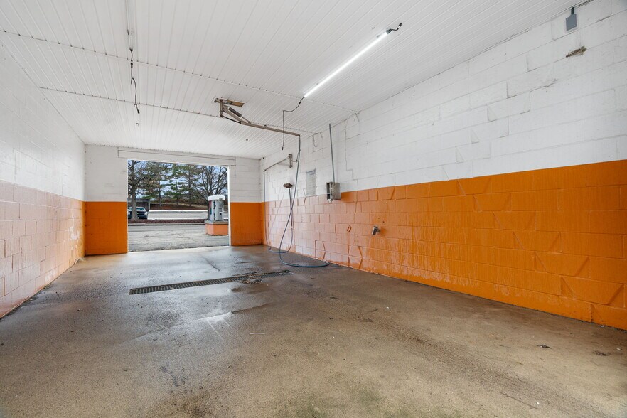 More Photos Of 1620 Keuper Blvd NE, Massillon Carwash For Sale