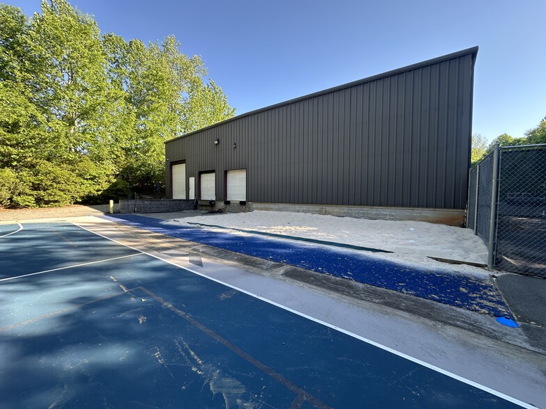 More Photos Of 18619 Starcreek Dr, Cornelius Light Distribution For Lease