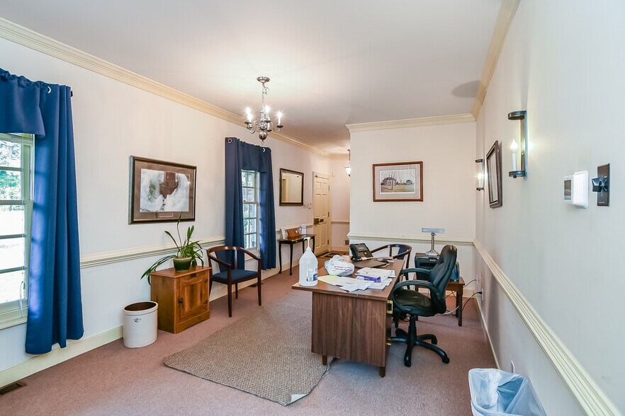 More Photos Of 1900 E Parham Rd, Henrico Office For Sale