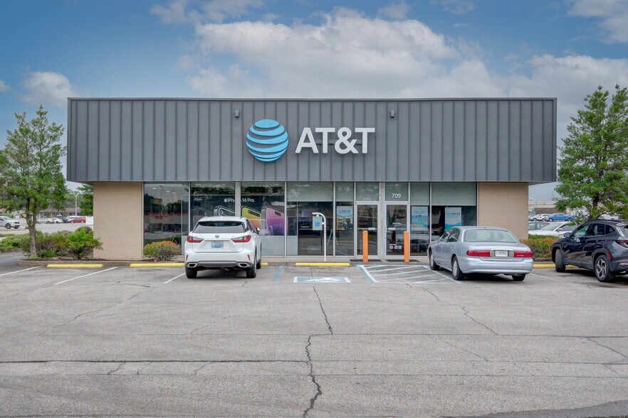 More Photos Of 709 E Lewis And Clark Pky, Clarksville Freestanding For Sale