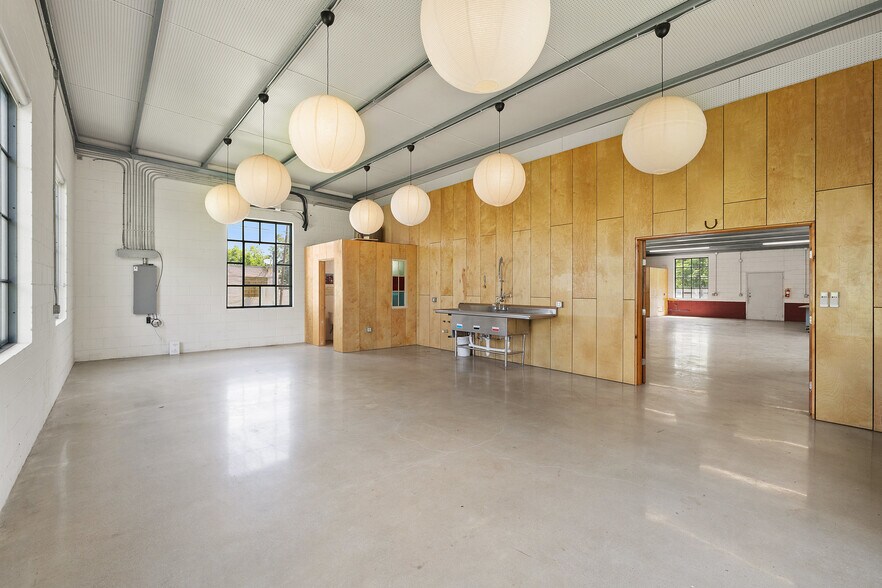 More Photos Of 404 Nugent ave, Johnson City Flex For Sale