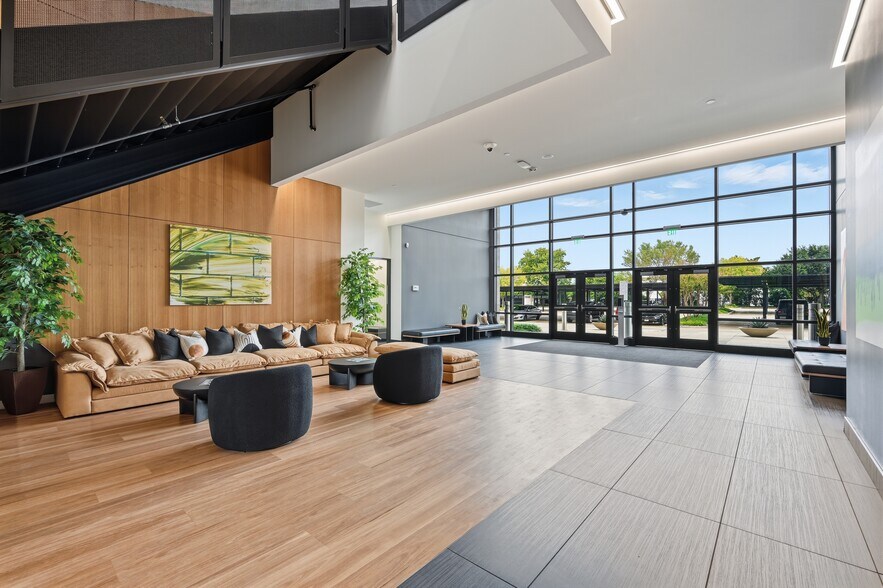 More Photos Of 15505 Wright Brothers Dr, Addison Office For Lease