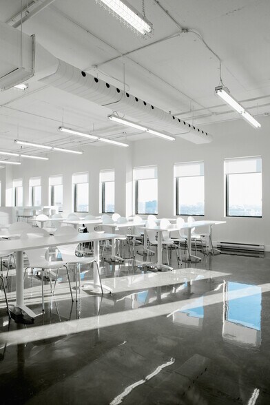 More Photos Of 555 Rue Chabanel O, Montréal Office For Sale