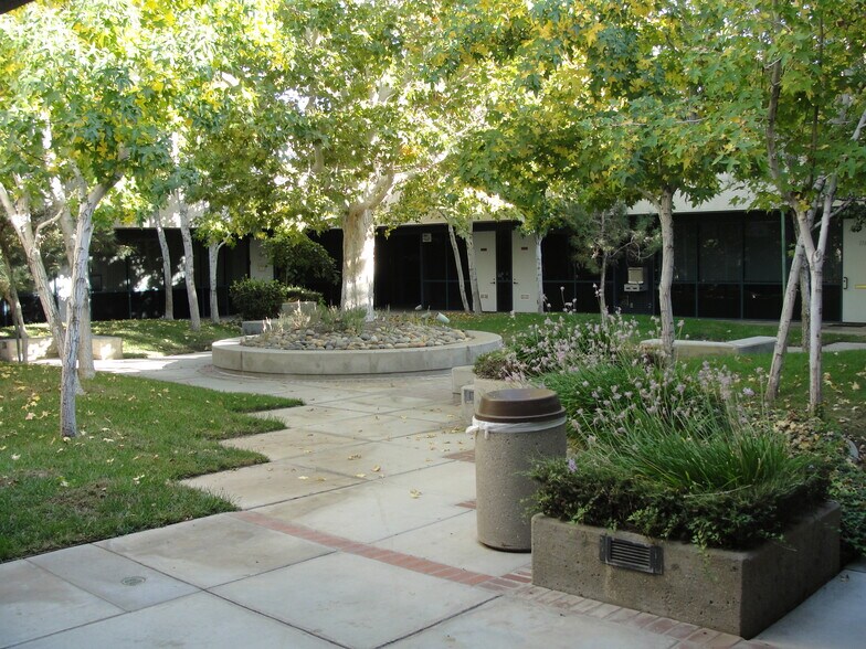 More Photos Of 44300 Lowtree Ave, Lancaster Office For Sale