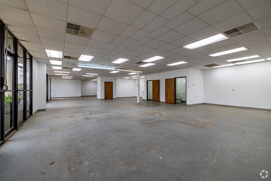 More Photos Of 325 Gold St, Garland Warehouse For Lease