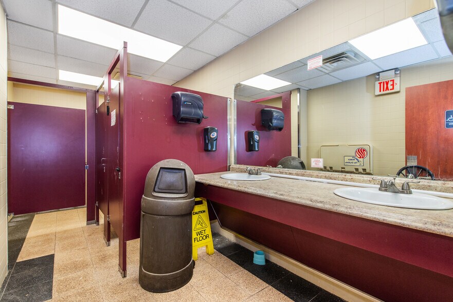 More Photos Of 2020 Greenwood Lake Tpke, Hewitt Restaurant For Lease