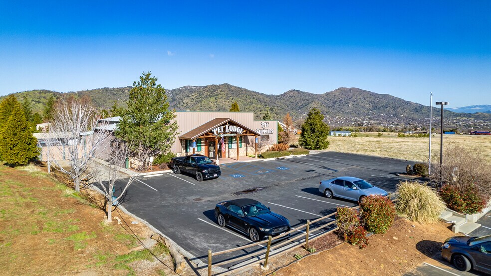 More Photos Of 20693 Woodford Tehachapi Rd, Tehachapi Veterinarian Kennel For Sale