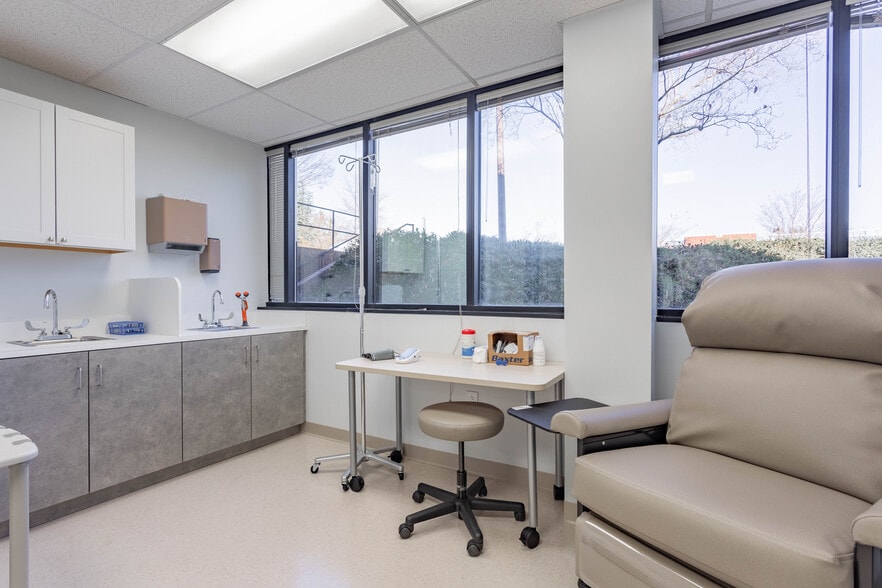 More Photos Of 730 Highland Oaks Dr, Winston-Salem Medical For Sale