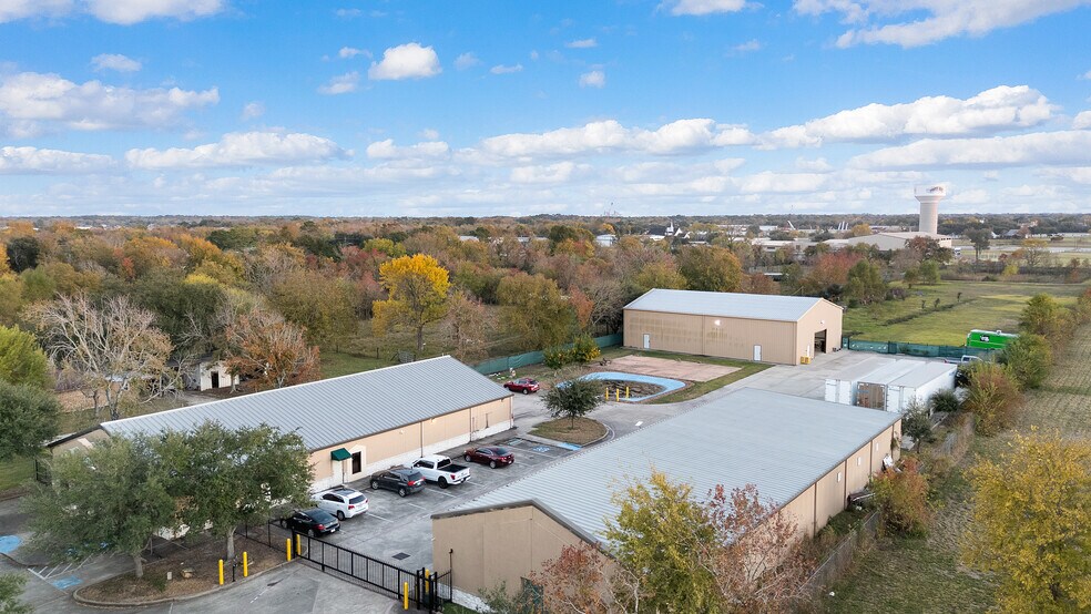 More Photos Of 207 W Archer Rd, Baytown Warehouse For Sale