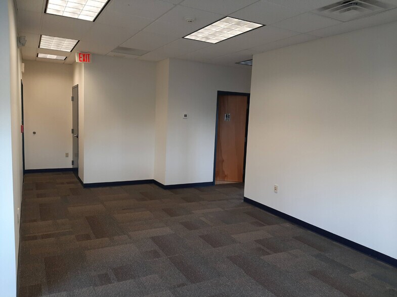 More Photos Of 550 Cayuga Rd, Buffalo Self Storage For Lease