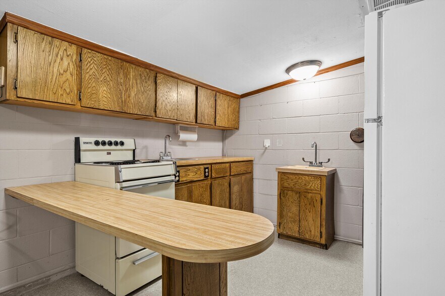 More Photos Of 103-105 E Center Street, Lorena Storefront For Sale