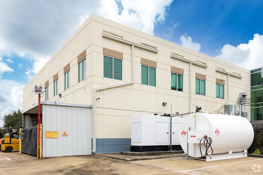 More Photos Of 9949 W Sam Houston Pky N, Houston Office For Lease