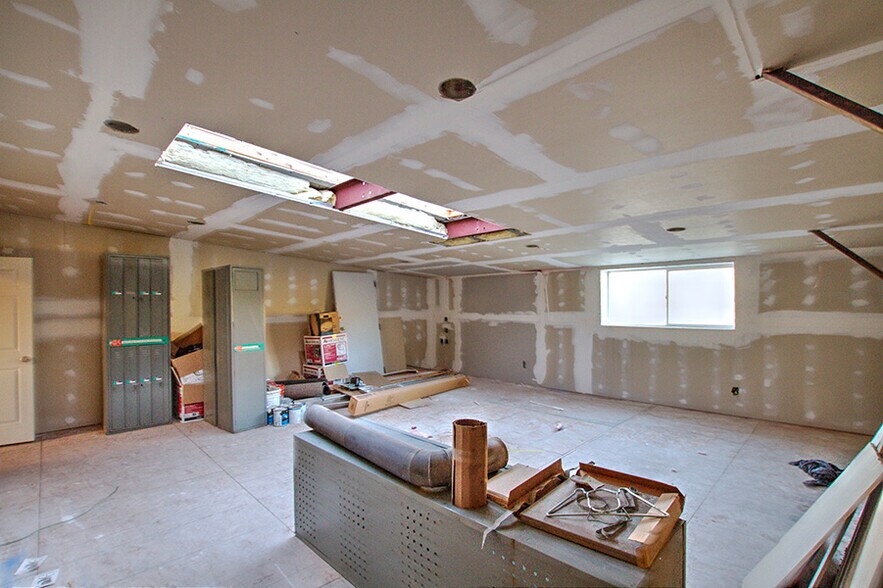 More Photos Of 225 West St, Evanston Light Manufacturing For Sale