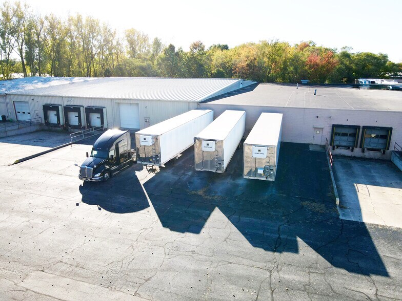 More Photos Of 2135 Industrial Pky, Elkhart Manufacturing For Sale