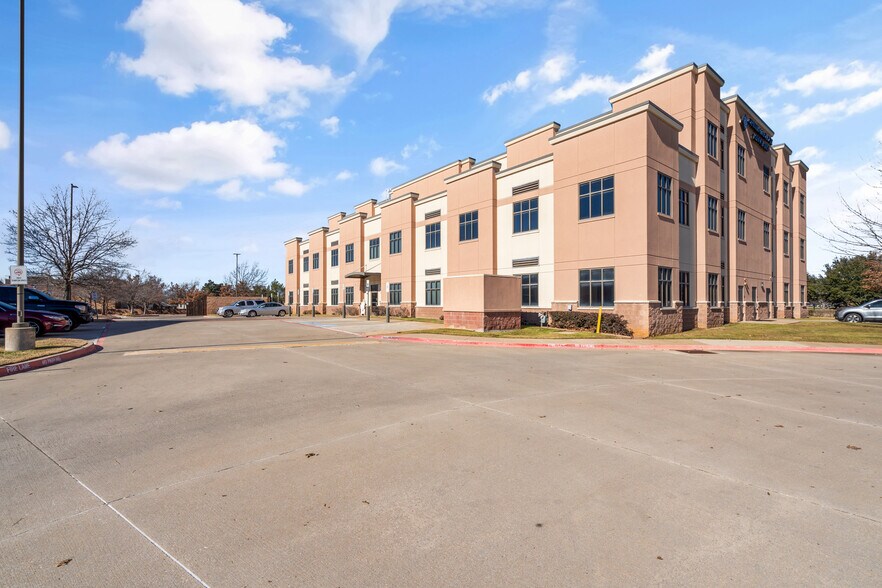 More Photos Of 809 W Harwood Rd, Hurst Medical For Lease