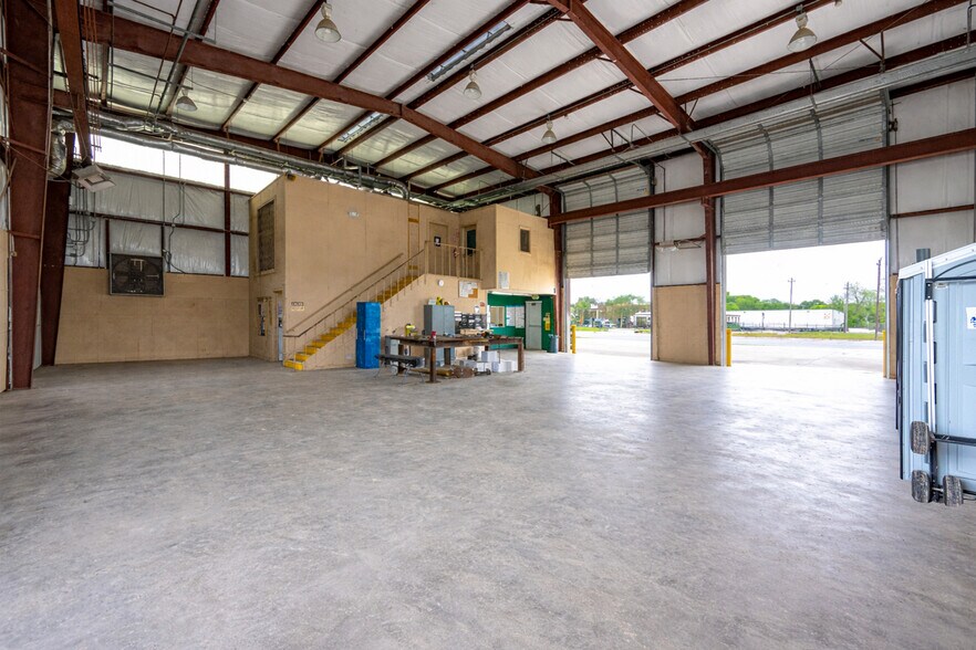 More Photos Of 1500 W Highway 6, Alvin Truck Terminal For Sale