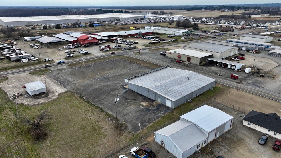 More Photos Of 608 E Booth Rd, Searcy Light Manufacturing For Lease