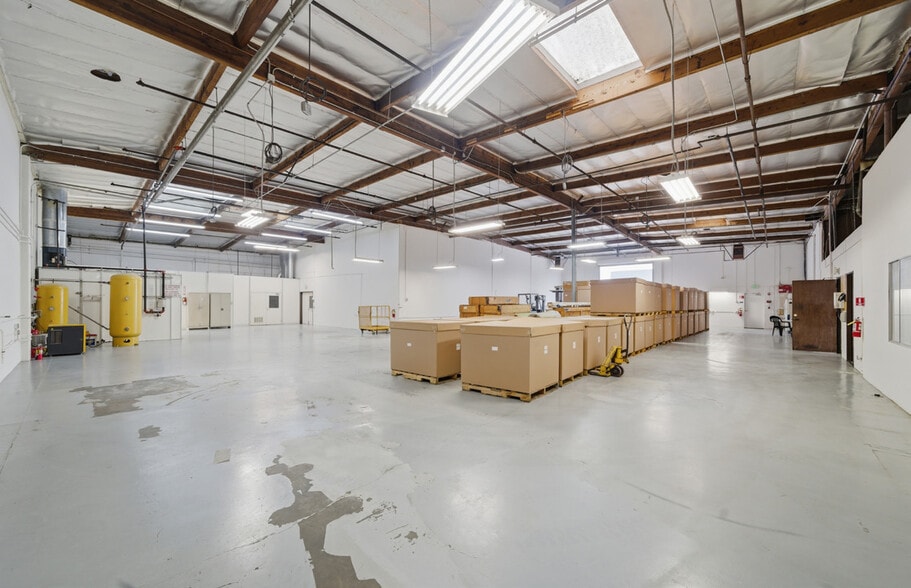 More Photos Of 5701 Engineer Dr, Huntington Beach Manufacturing For Lease