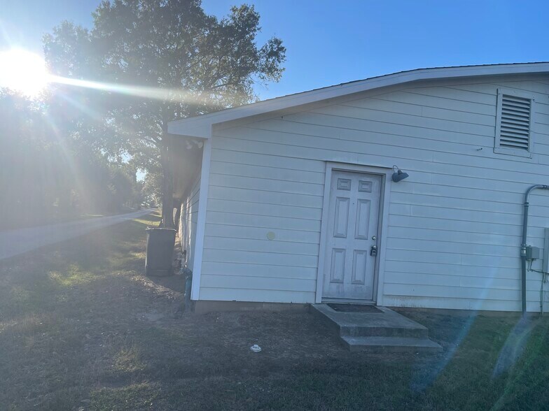 More Photos Of 4095 SE I 10 Frontage Rd, Sealy Medical For Sale