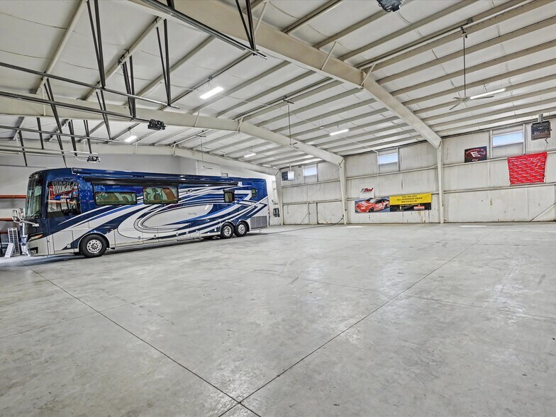 More Photos Of 3517 Denver Dr, Denver Warehouse For Lease