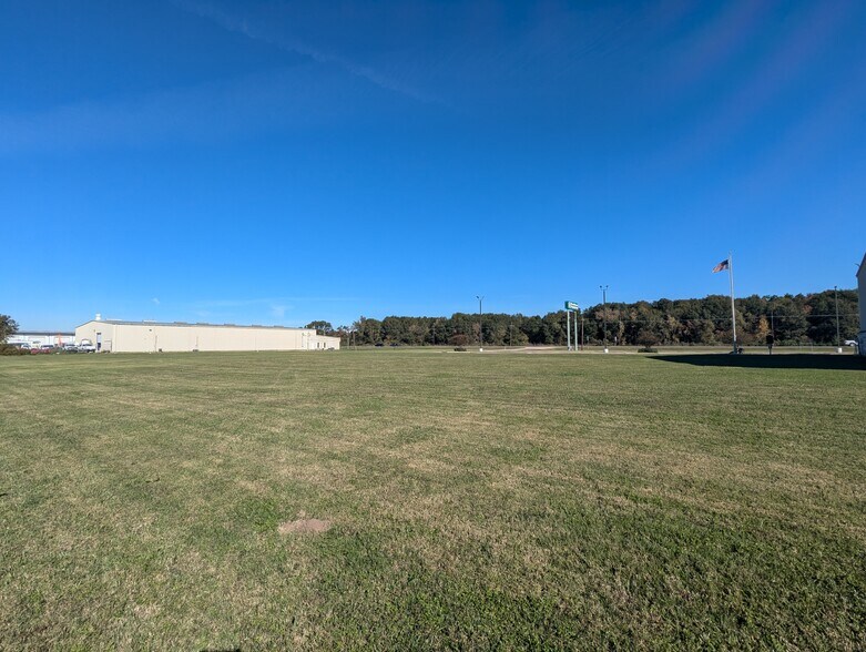 More Photos Of 5315 N Twin City Hwy, Nederland Warehouse For Lease