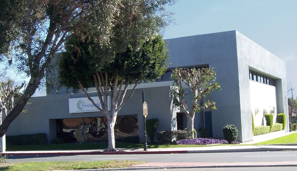 More Photos Of 560 W 1st St, Tustin Office For Lease