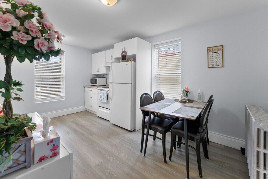 More Photos Of 5848 Ferry St, Niagara Falls General Retail For Sale
