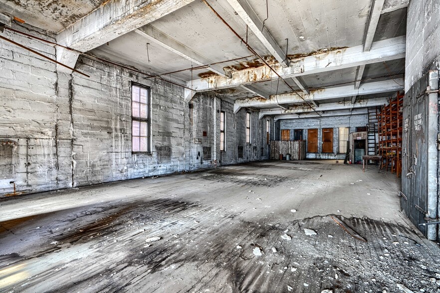 More Photos Of 414-416 E Baltimore St, Baltimore Bar For Sale