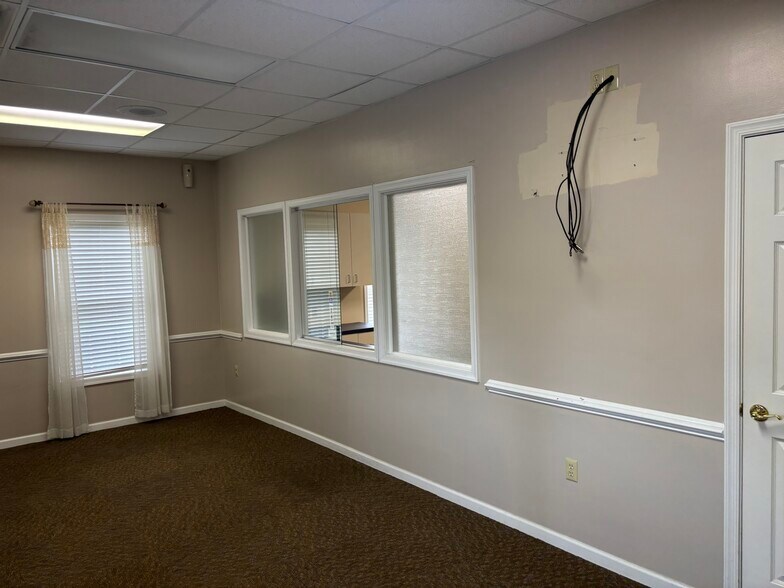 More Photos Of 1557 Lee Hwy, Staunton Office For Lease