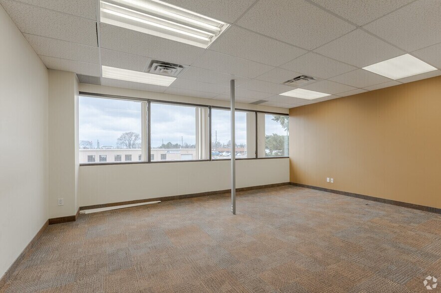 More Photos Of 710 Dorval Dr, Oakville Coworking Space