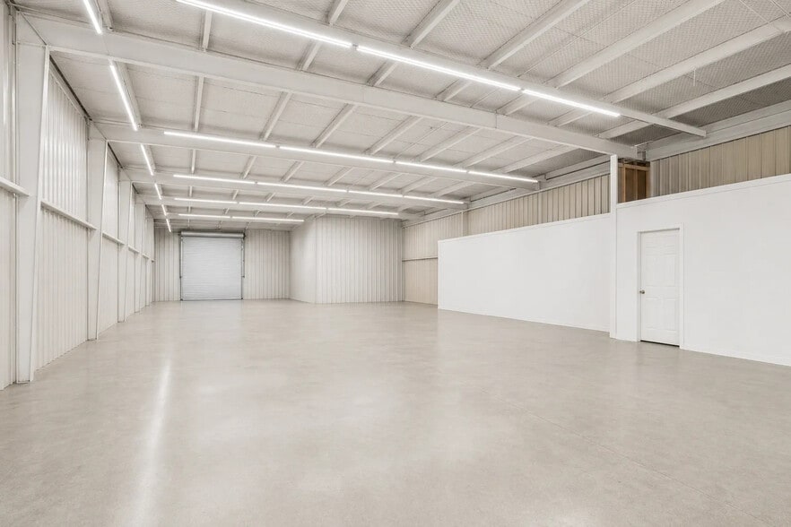 More Photos Of 684 Interstate 45 S, Huntsville General Retail For Lease